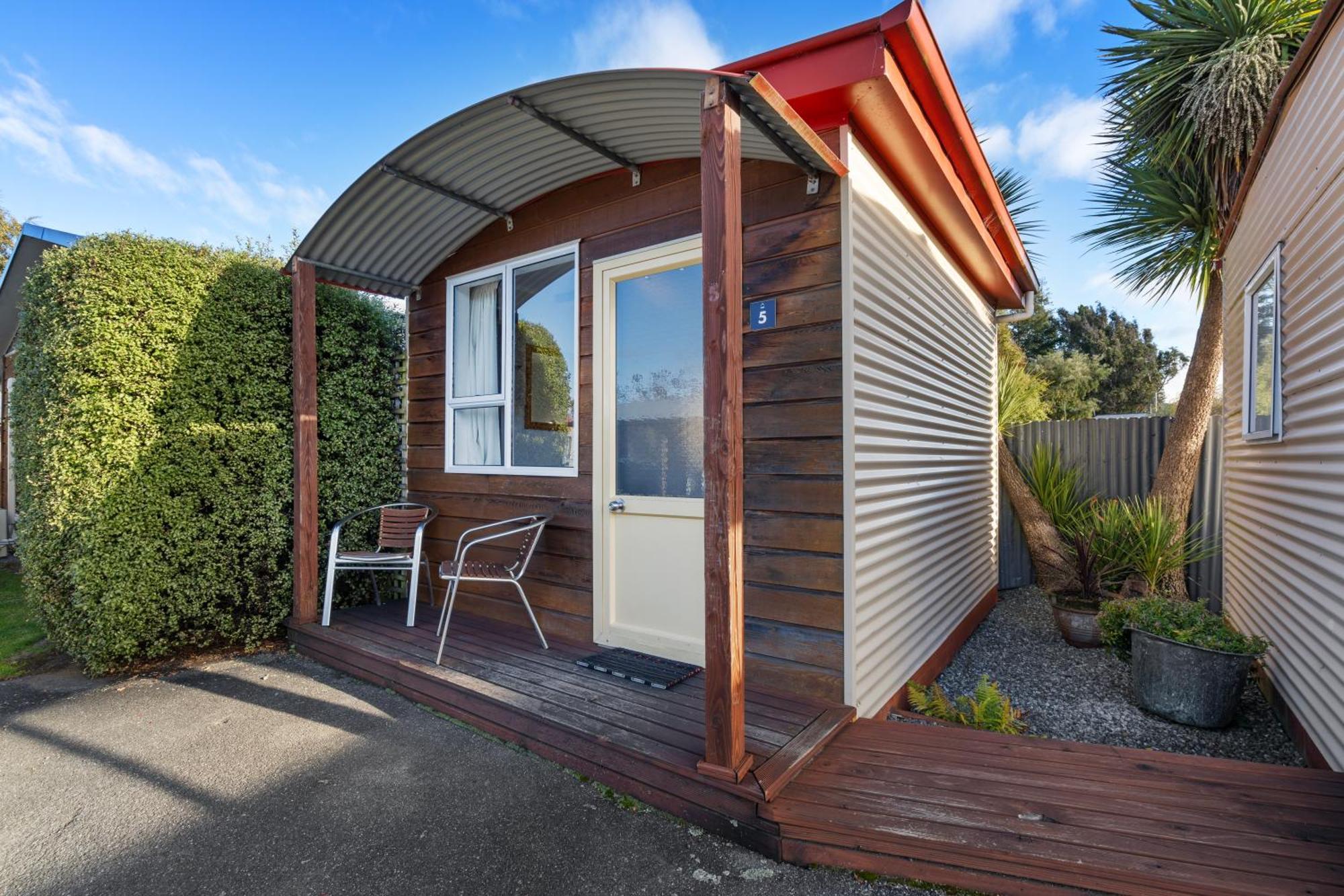 Tasman Holiday Parks - Te Anau Exterior foto A bach in Wellington, New Zealand