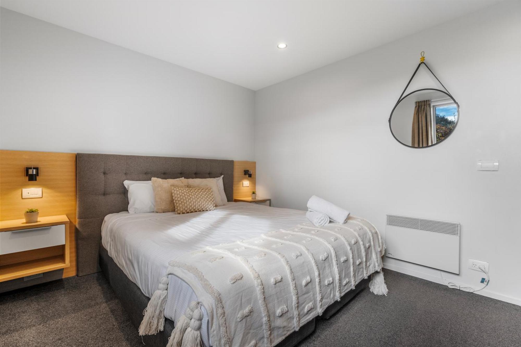 Tasman Holiday Parks - Te Anau Exterior foto A bedroom in a modern house