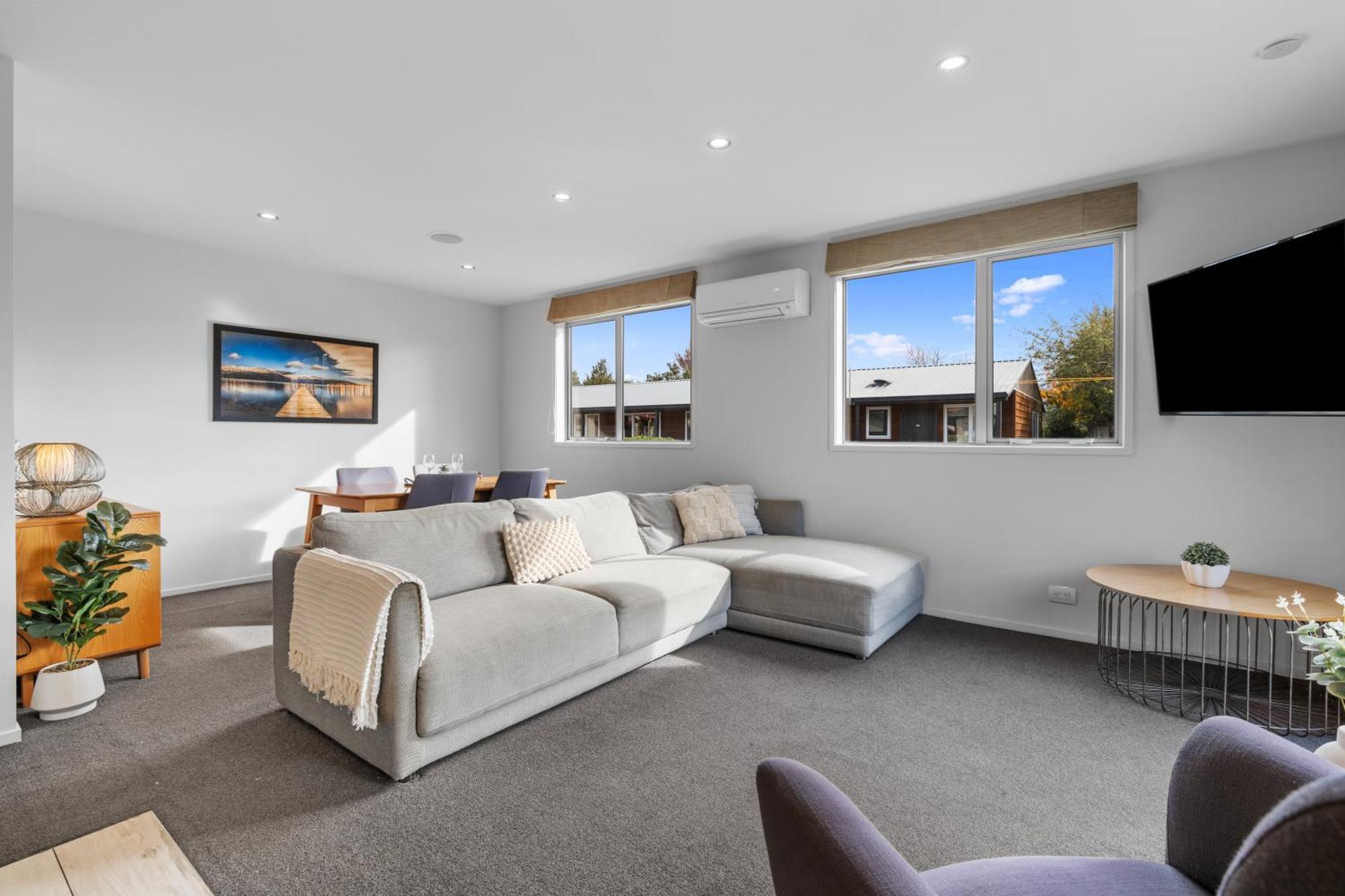Tasman Holiday Parks - Te Anau Exterior foto A living room in a house