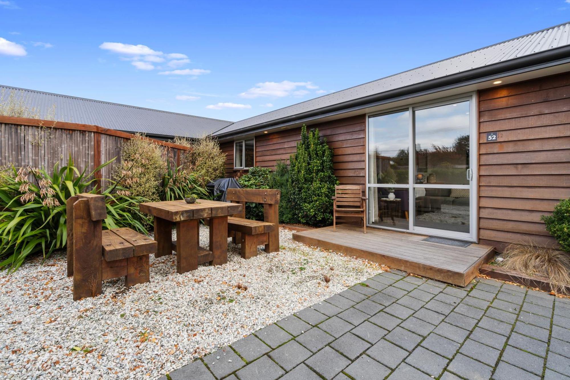 Tasman Holiday Parks - Te Anau Exterior foto A house in the suburb of Flat Bush, Auckland, New Zealand.