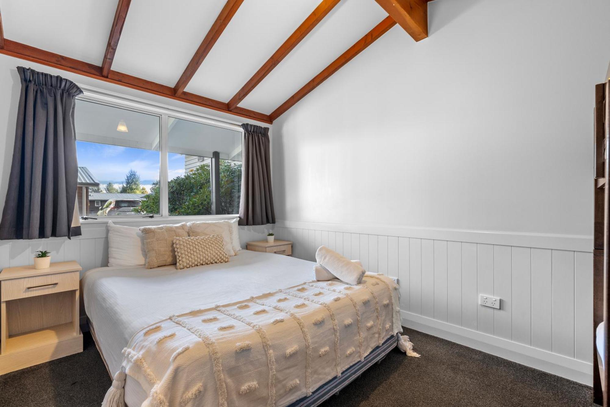 Tasman Holiday Parks - Te Anau Exterior foto A bedroom with a high ceiling