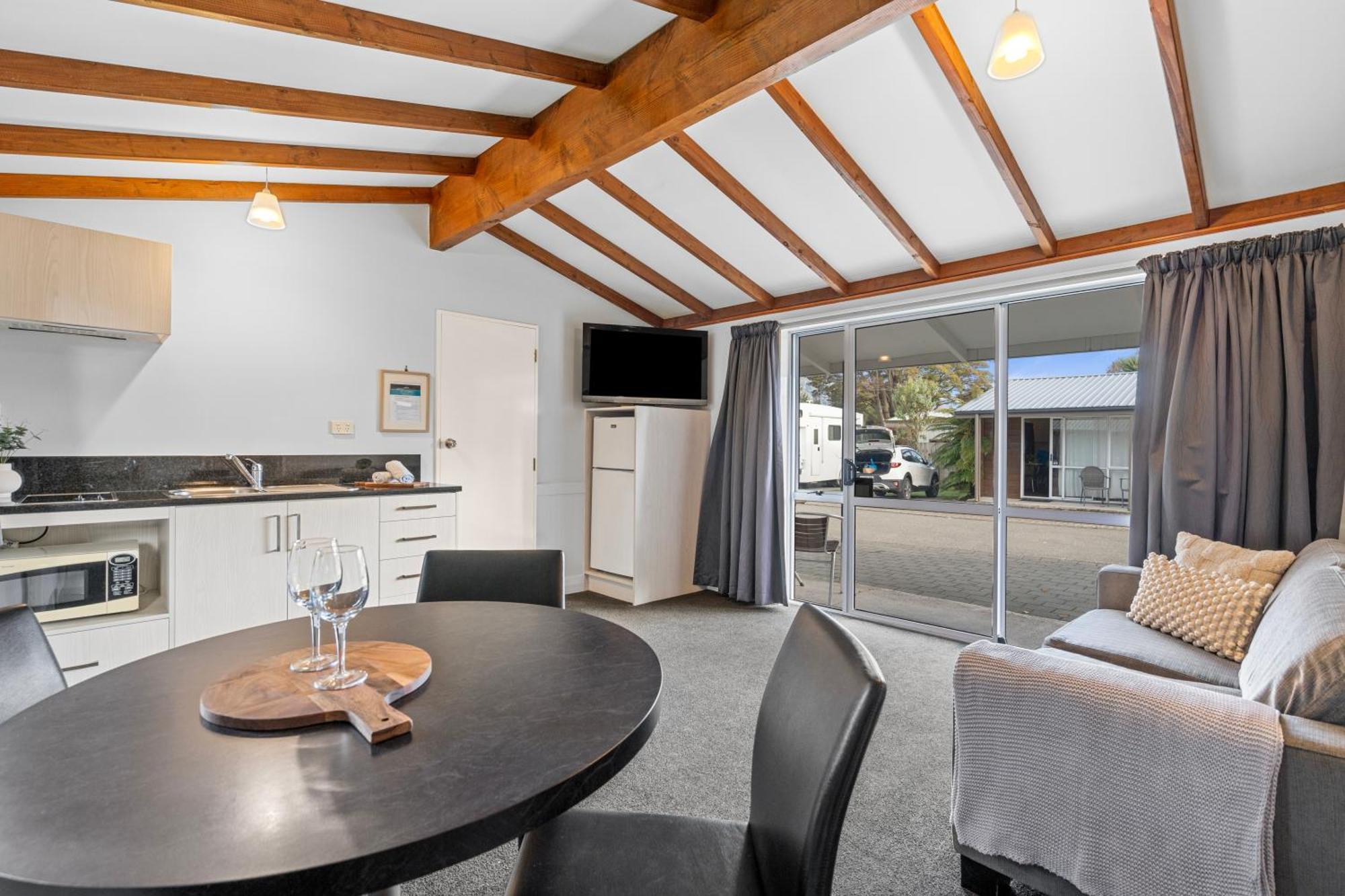 Tasman Holiday Parks - Te Anau Exterior foto A typical two bedroom apartment