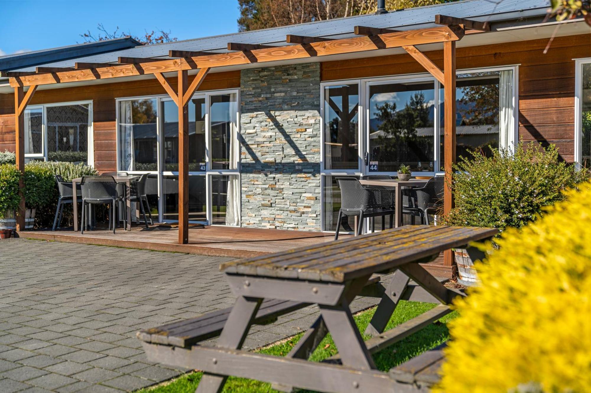 Tasman Holiday Parks - Te Anau Exterior foto The cafe at the visitor centre