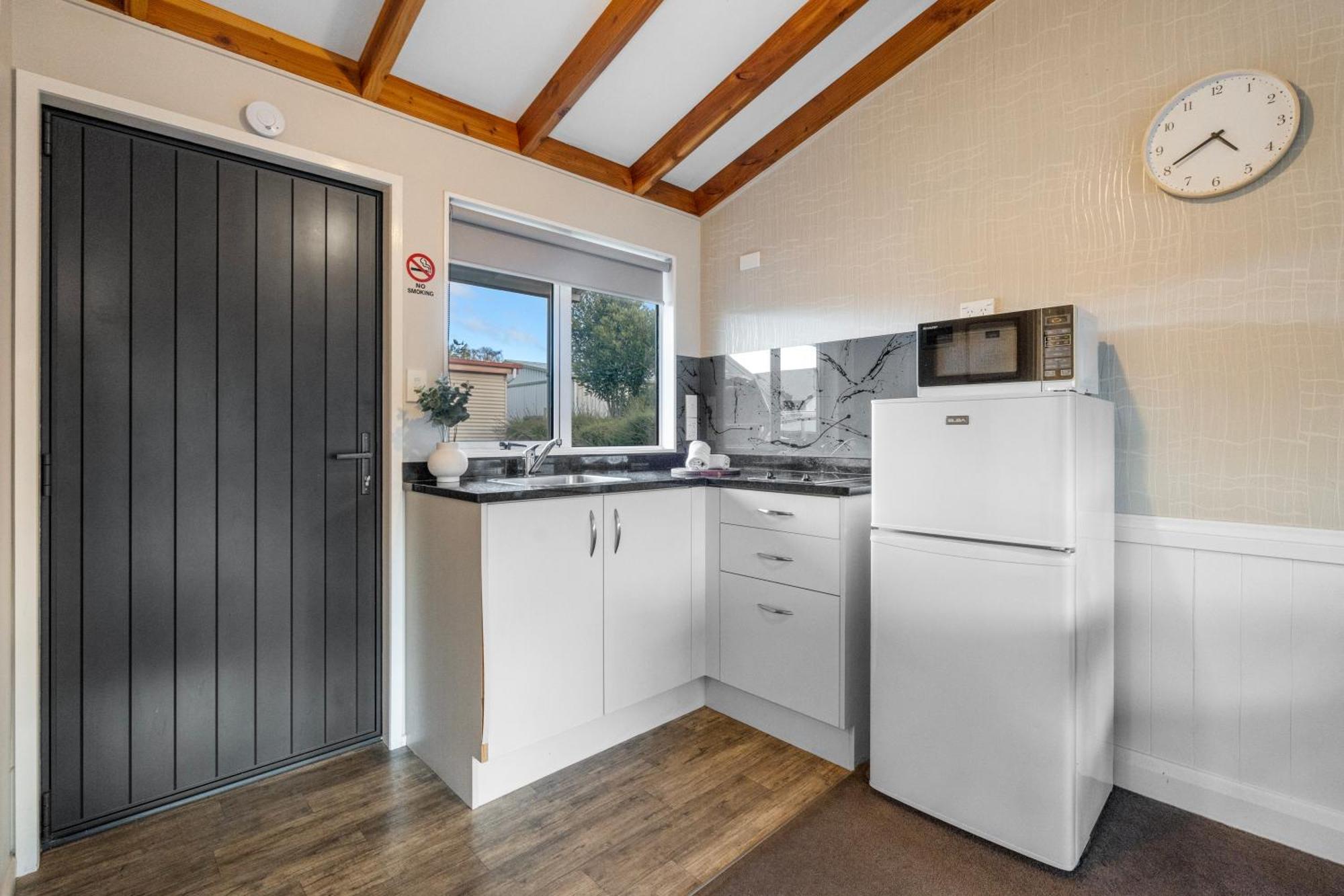 Tasman Holiday Parks - Te Anau Exterior foto A kitchen in a motel