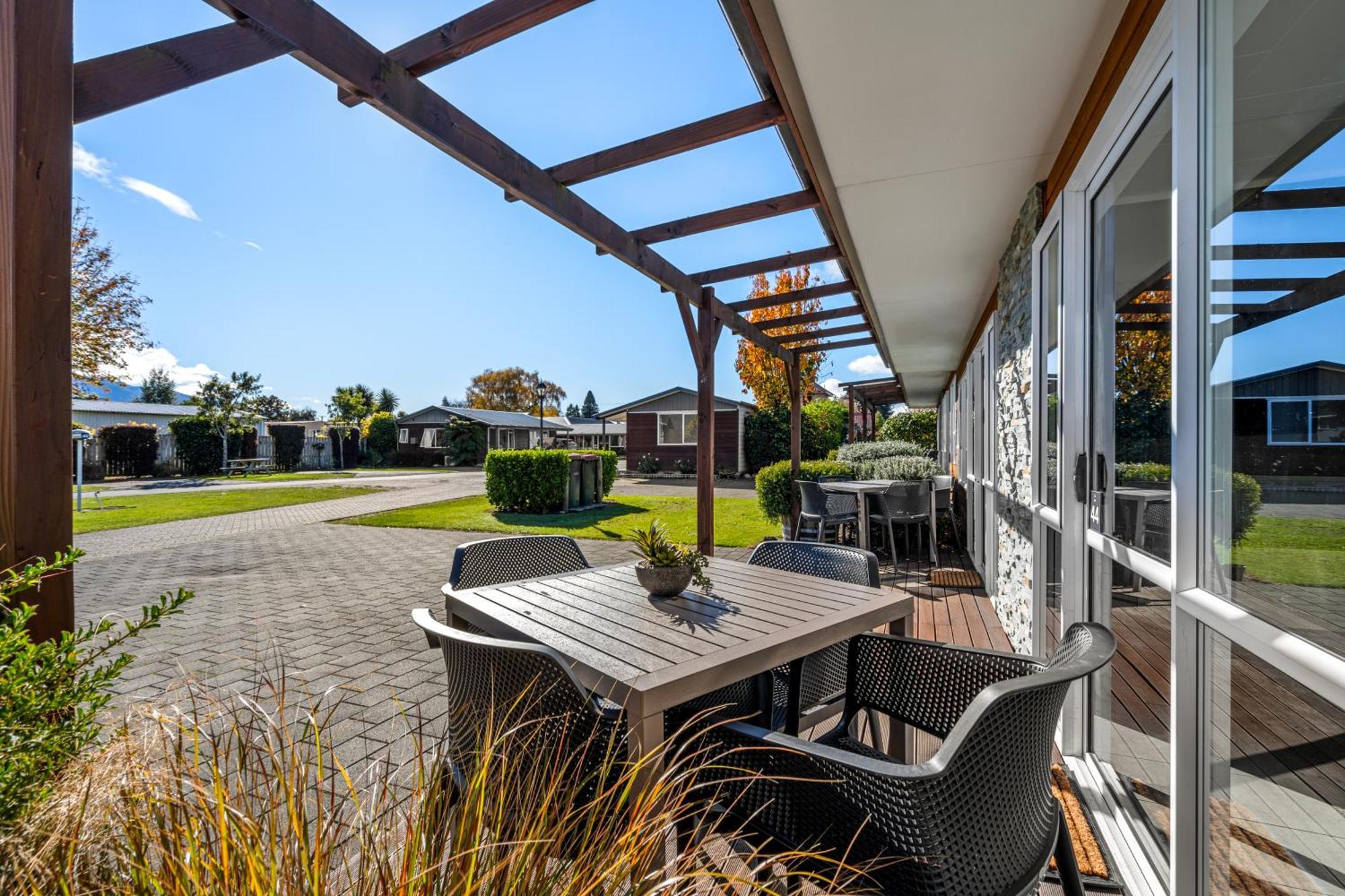 Tasman Holiday Parks - Te Anau Exterior foto The Village at The Lakes College