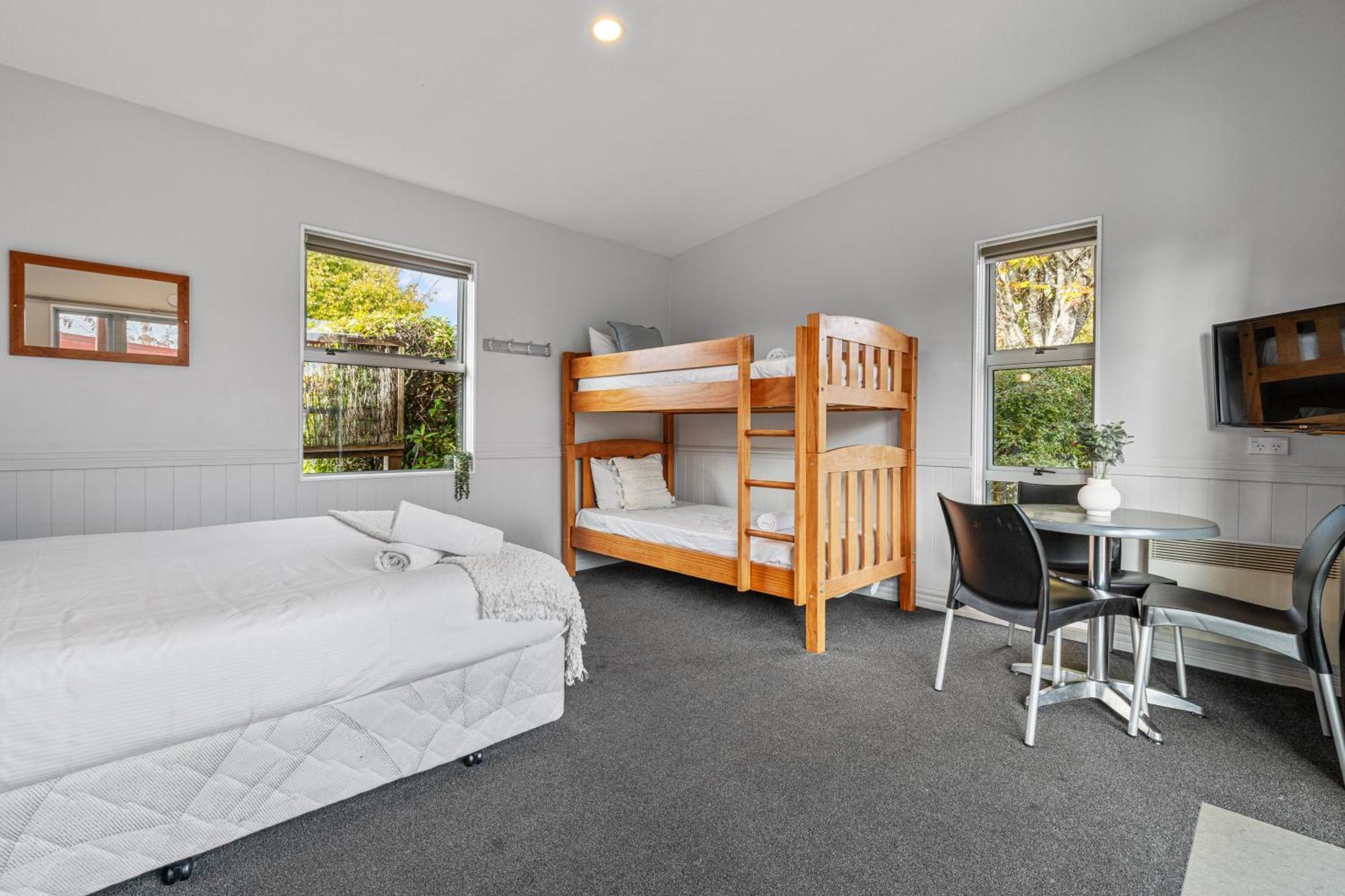 Tasman Holiday Parks - Te Anau Exterior foto A typical studio room at a backpackers' hostel in Dunedin, New Zealand