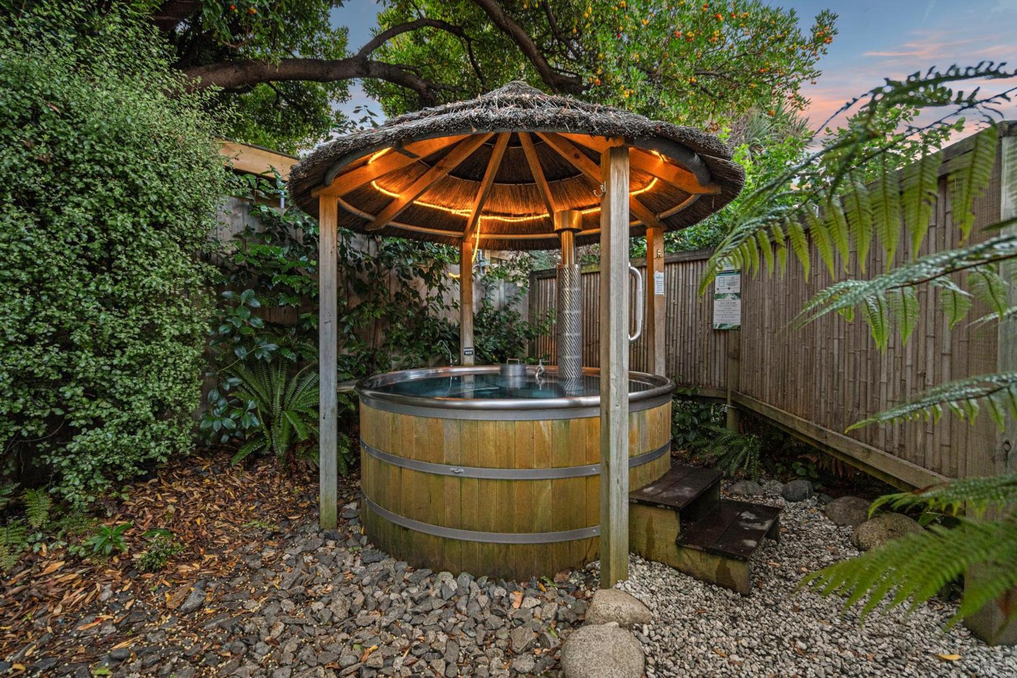 Tasman Holiday Parks - Te Anau Exterior foto A hot tub in a backyard